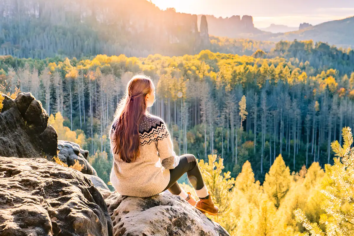 Neuer Weitblick - Frau am Berg